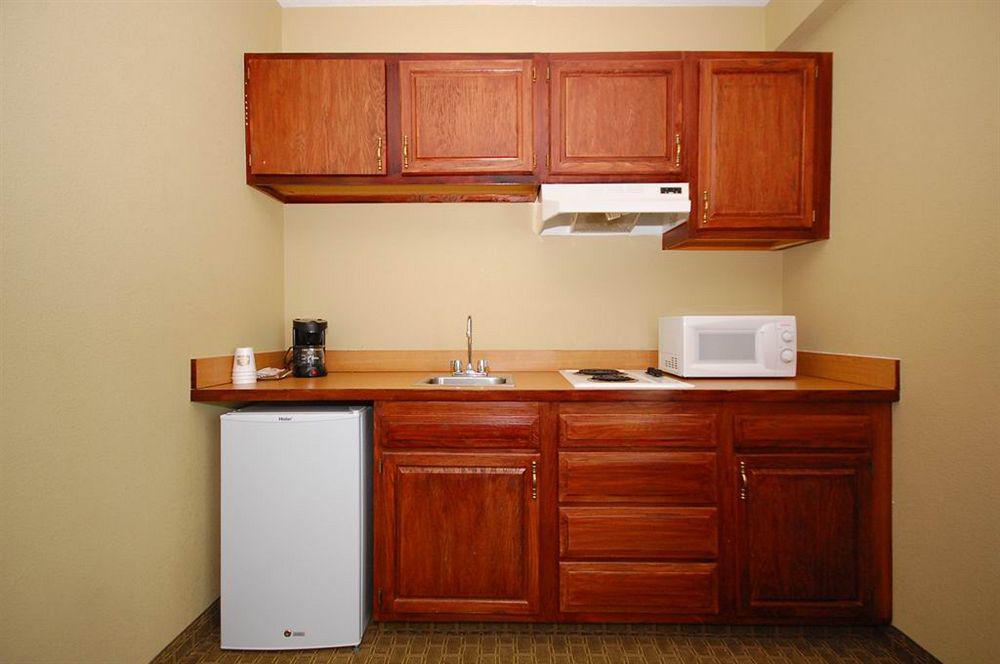 Best Western Airport Inn&Suites Cleveland Brook Park Buitenkant foto