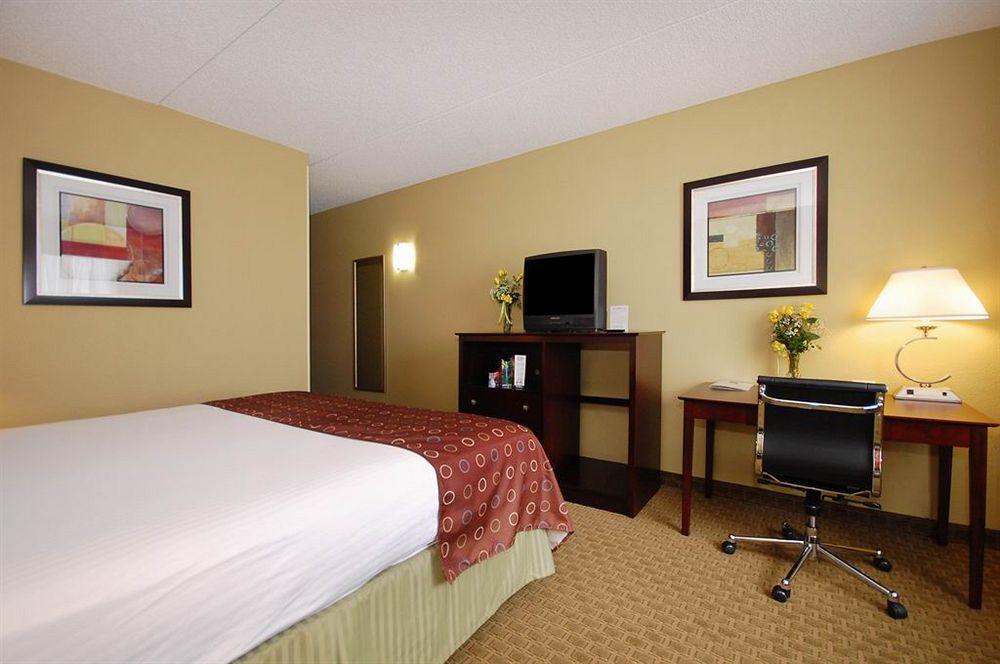 Best Western Airport Inn&Suites Cleveland Brook Park Buitenkant foto